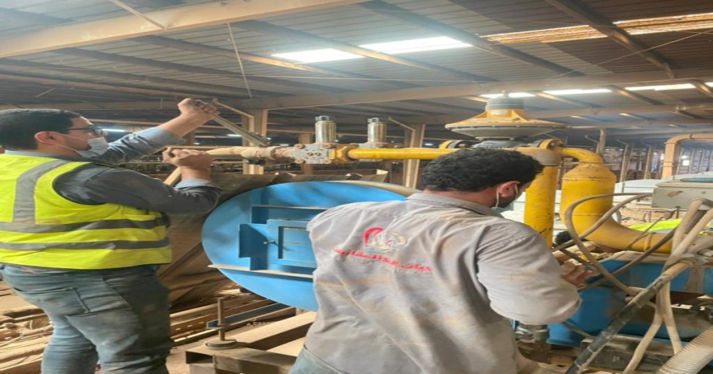 فني يسجل نتائج فحص وصيانة شبكة الغاز المركزي